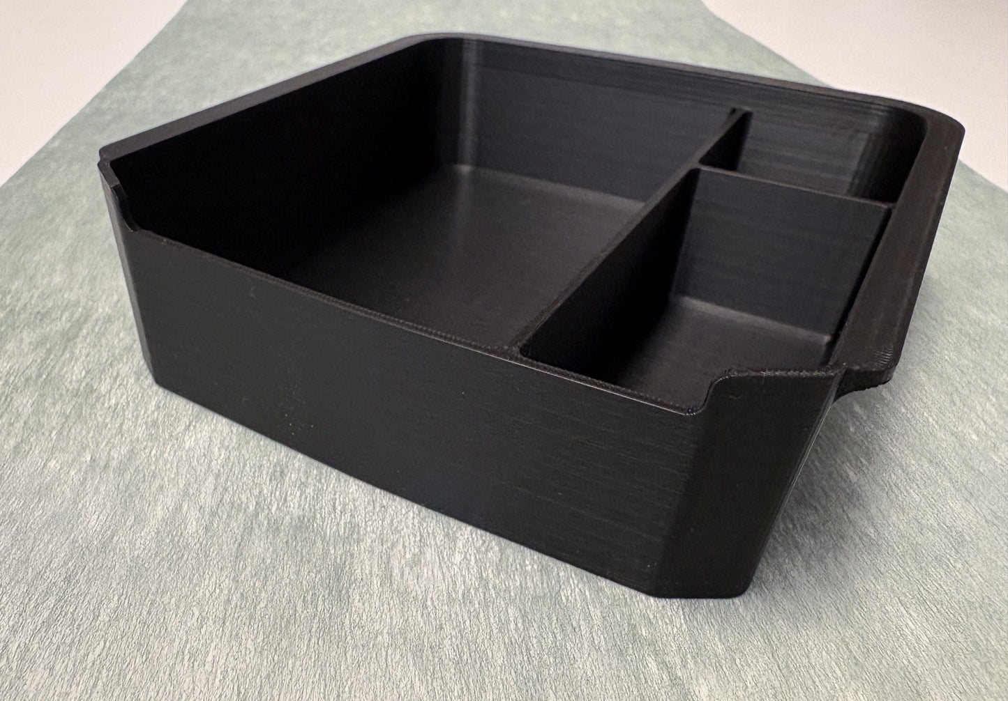 Storage tray for Seat Tarraco under the center armrest