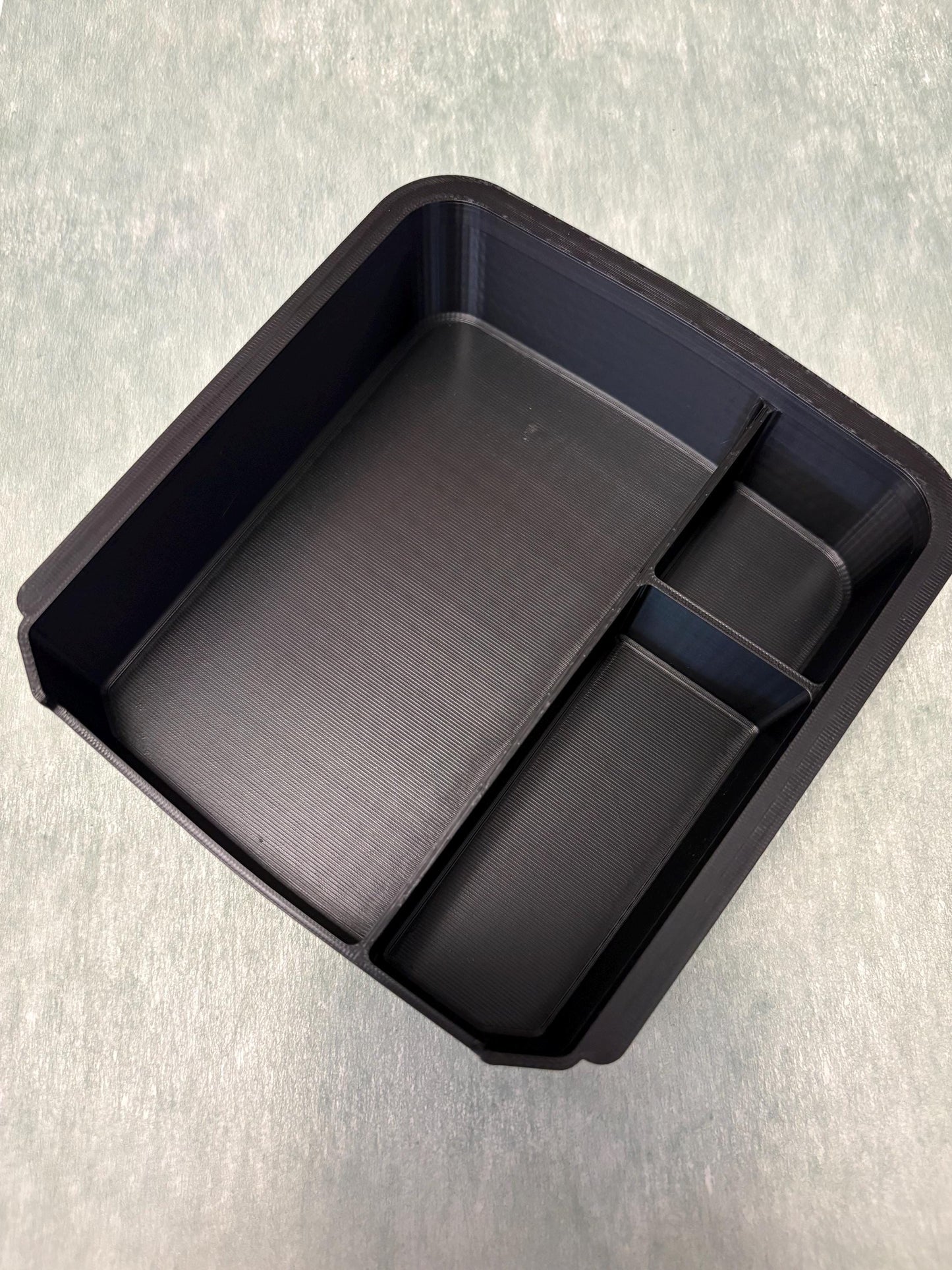 Storage tray for Seat Tarraco under the center armrest