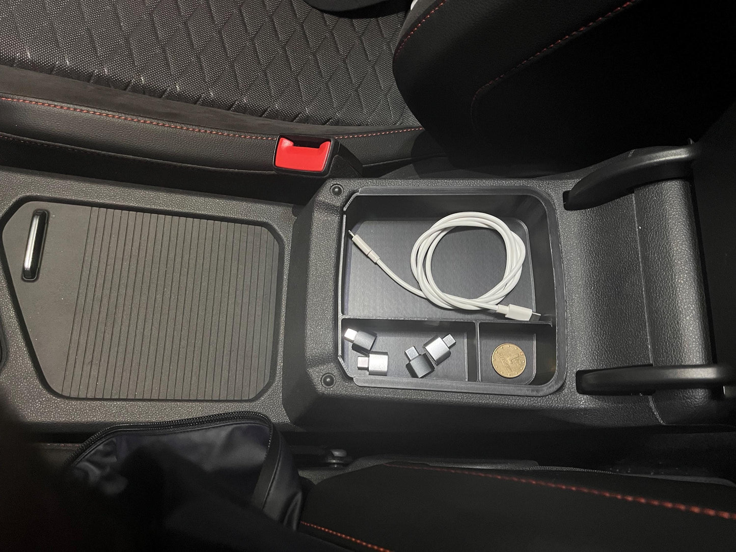 Storage tray for Seat Tarraco under the center armrest